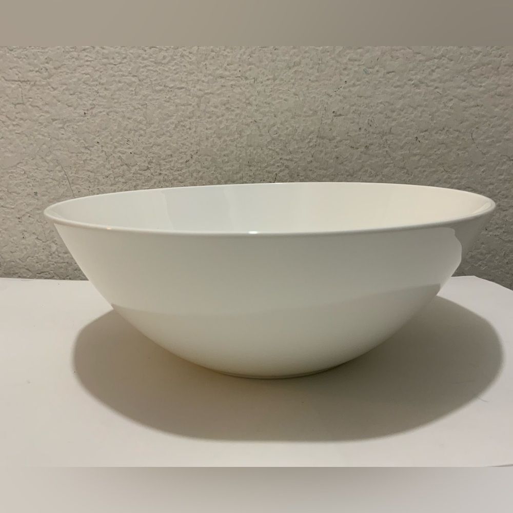 New Hotel Collection white Dinnerware Porcelain Vegetable Bowl 10.5” diam 3.5” H